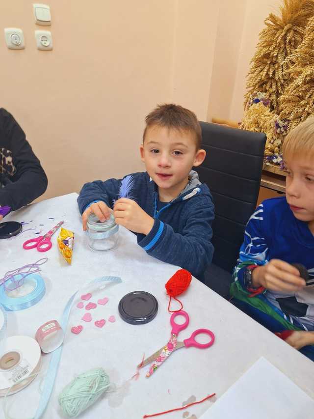 [FOTO] Tworzyli upominki dla babć i dziadków podczas kreatywnej zabawy. Ruszyły warsztaty ŚwiecoweLOVE