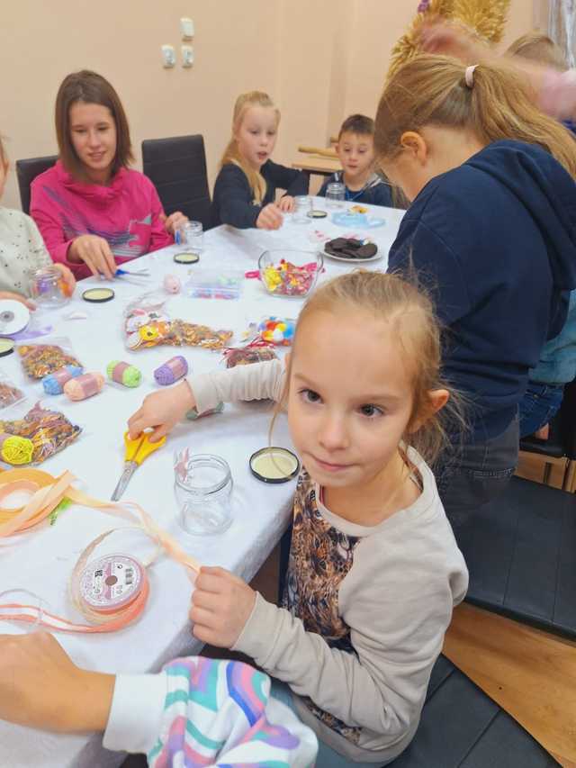 [FOTO] Tworzyli upominki dla babć i dziadków podczas kreatywnej zabawy. Ruszyły warsztaty ŚwiecoweLOVE