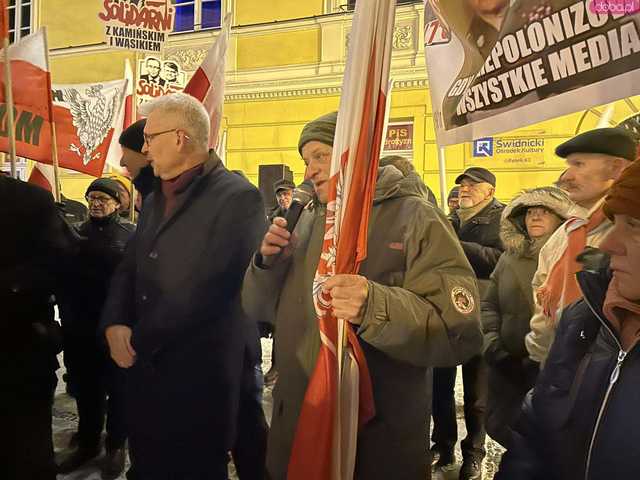 [FOTO] Manifestowali solidarność z Kamińskim i Wąsikiem