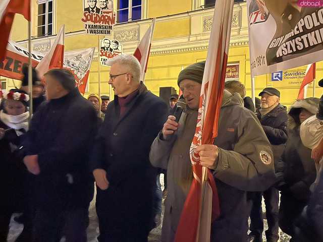 [FOTO] Manifestowali solidarność z Kamińskim i Wąsikiem