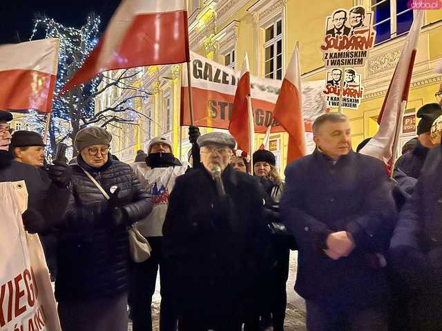 [FOTO] Manifestowali solidarność z Kamińskim i Wąsikiem