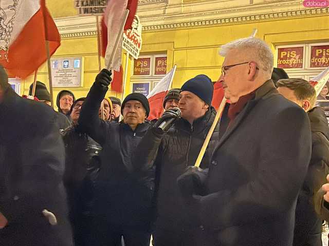 [FOTO] Manifestowali solidarność z Kamińskim i Wąsikiem