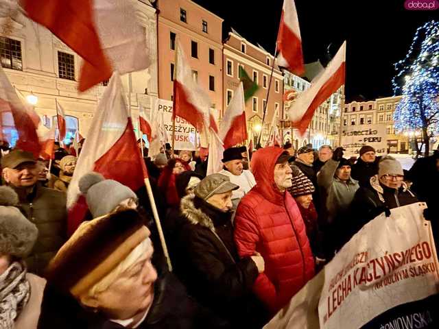 [FOTO] Manifestowali solidarność z Kamińskim i Wąsikiem