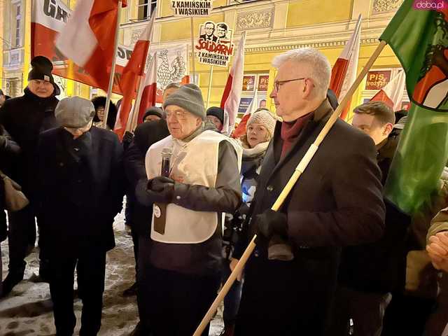 [FOTO] Manifestowali solidarność z Kamińskim i Wąsikiem