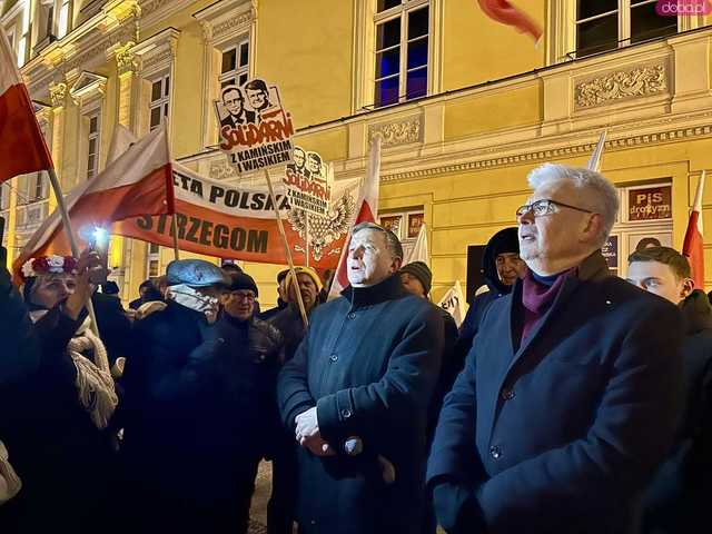 [FOTO] Manifestowali solidarność z Kamińskim i Wąsikiem