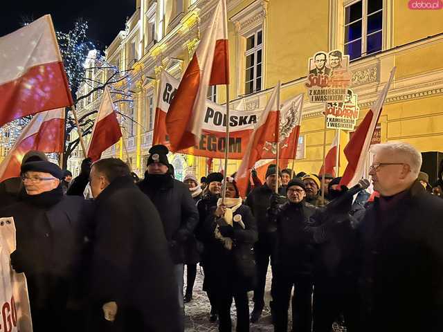 [FOTO] Manifestowali solidarność z Kamińskim i Wąsikiem