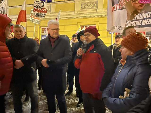 [FOTO] Manifestowali solidarność z Kamińskim i Wąsikiem