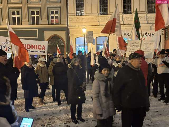 [FOTO] Manifestowali solidarność z Kamińskim i Wąsikiem