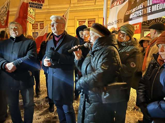 [FOTO] Manifestowali solidarność z Kamińskim i Wąsikiem