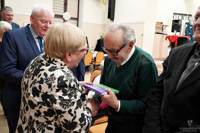  [FOTO] Wiek to tylko liczba. Pełne energii spotkanie noworoczne seniorów w Pszennie