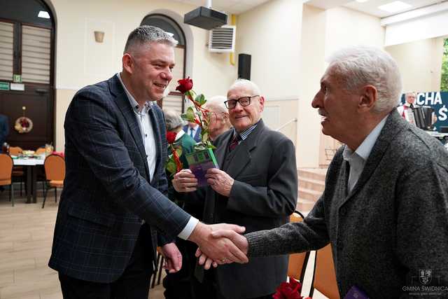  [FOTO] Wiek to tylko liczba. Pełne energii spotkanie noworoczne seniorów w Pszennie