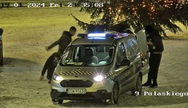 [FOTO] Chuligani chcieli uwolnić zatrzymanego kolęgę. Teraz o ich losie zadecyduje sąd