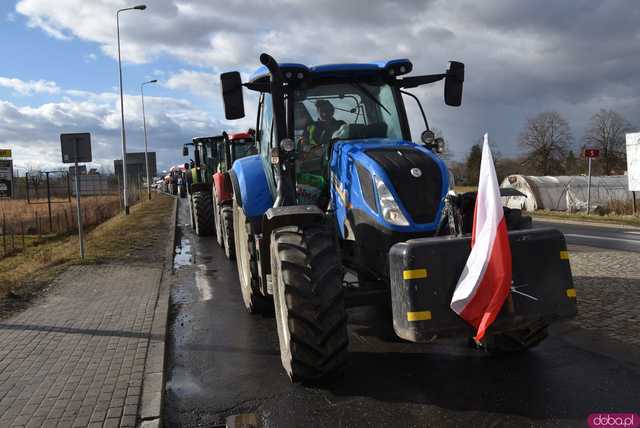 [WIDEO, FOTO] Rolnicy protestowali na krajowej piątce w Strzegomiu