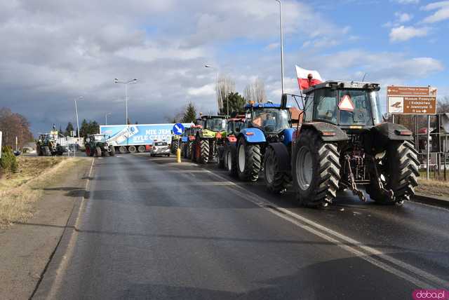 [WIDEO, FOTO] Rolnicy protestowali na krajowej piątce w Strzegomiu
