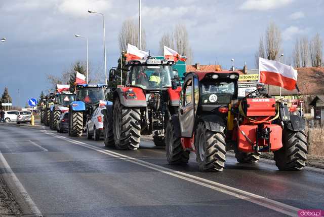 [WIDEO, FOTO] Rolnicy protestowali na krajowej piątce w Strzegomiu