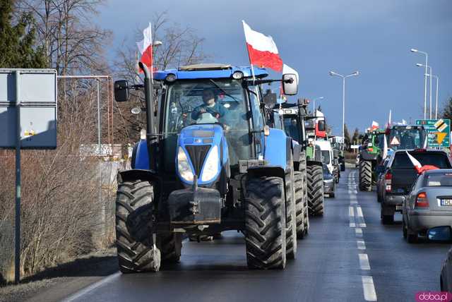 [WIDEO, FOTO] Rolnicy protestowali na krajowej piątce w Strzegomiu