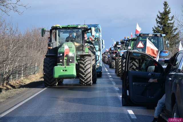 [WIDEO, FOTO] Rolnicy protestowali na krajowej piątce w Strzegomiu