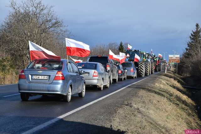 [WIDEO, FOTO] Rolnicy protestowali na krajowej piątce w Strzegomiu