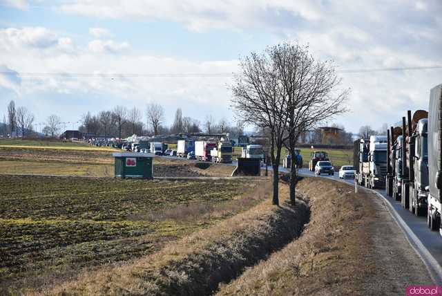 [WIDEO, FOTO] Rolnicy protestowali na krajowej piątce w Strzegomiu