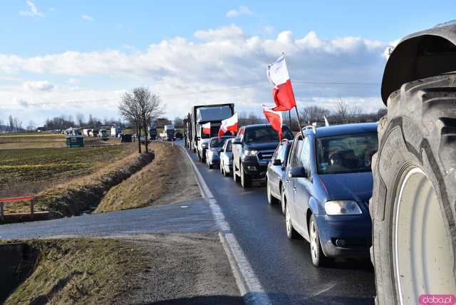 [WIDEO, FOTO] Rolnicy protestowali na krajowej piątce w Strzegomiu