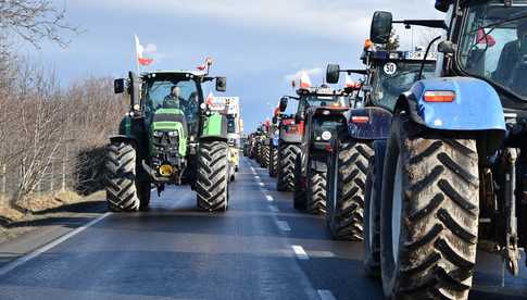 [WIDEO, FOTO] Rolnicy protestowali na krajowej piątce w Strzegomiu