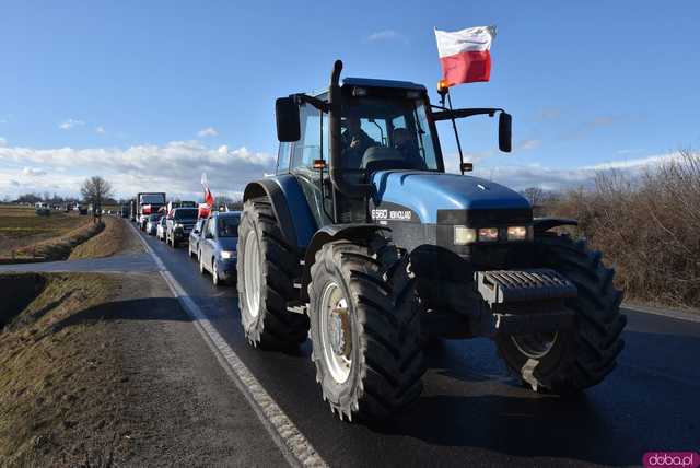 [WIDEO, FOTO] Rolnicy protestowali na krajowej piątce w Strzegomiu