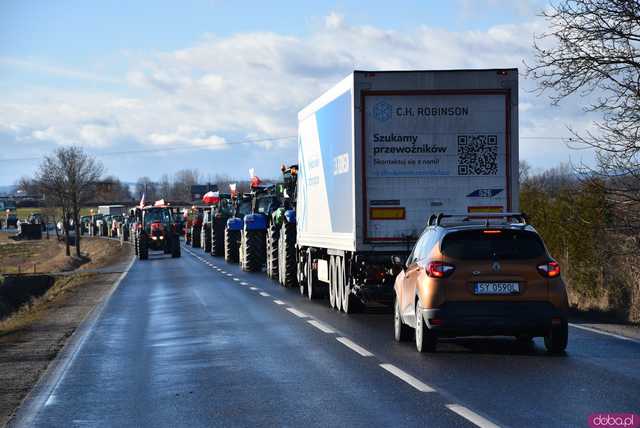 [WIDEO, FOTO] Rolnicy protestowali na krajowej piątce w Strzegomiu