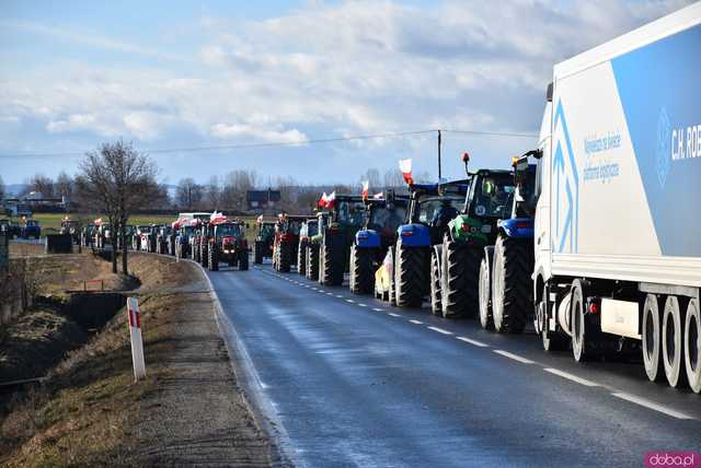 [WIDEO, FOTO] Rolnicy protestowali na krajowej piątce w Strzegomiu