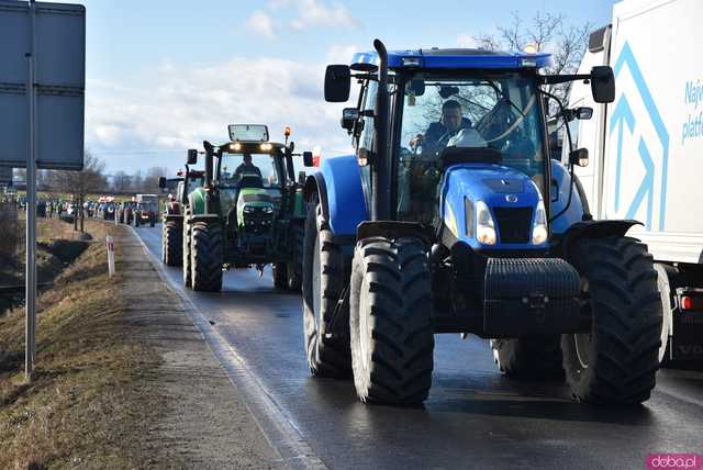 [WIDEO, FOTO] Rolnicy protestowali na krajowej piątce w Strzegomiu