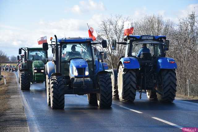 [WIDEO, FOTO] Rolnicy protestowali na krajowej piątce w Strzegomiu