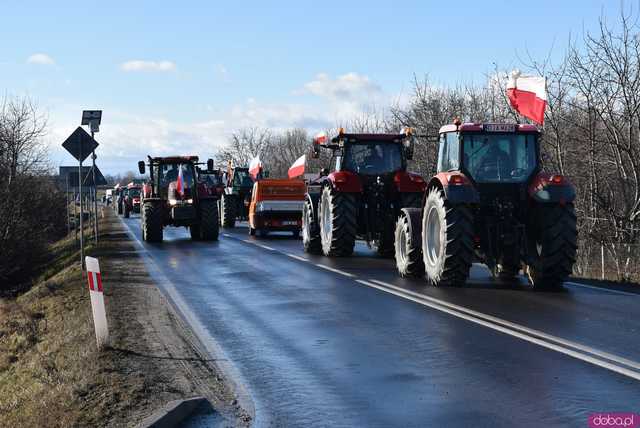 [WIDEO, FOTO] Rolnicy protestowali na krajowej piątce w Strzegomiu