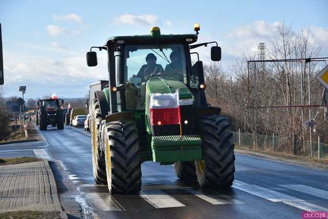 [WIDEO, FOTO] Rolnicy protestowali na krajowej piątce w Strzegomiu