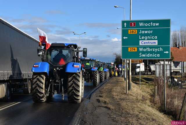 [WIDEO, FOTO] Rolnicy protestowali na krajowej piątce w Strzegomiu