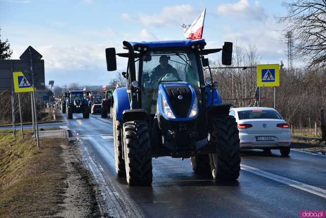 [WIDEO, FOTO] Rolnicy protestowali na krajowej piątce w Strzegomiu