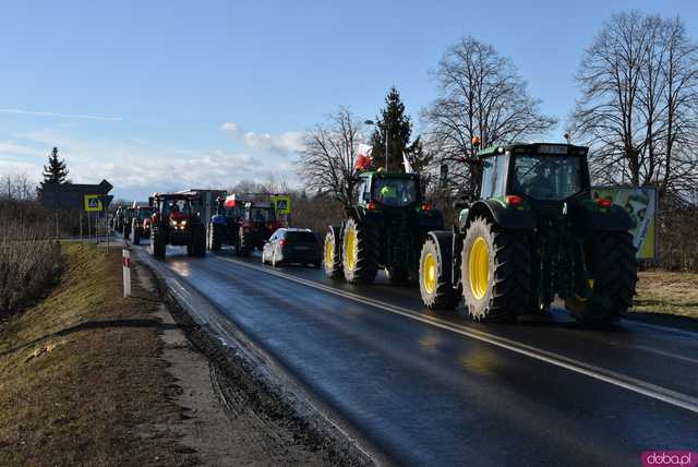 [WIDEO, FOTO] Rolnicy protestowali na krajowej piątce w Strzegomiu