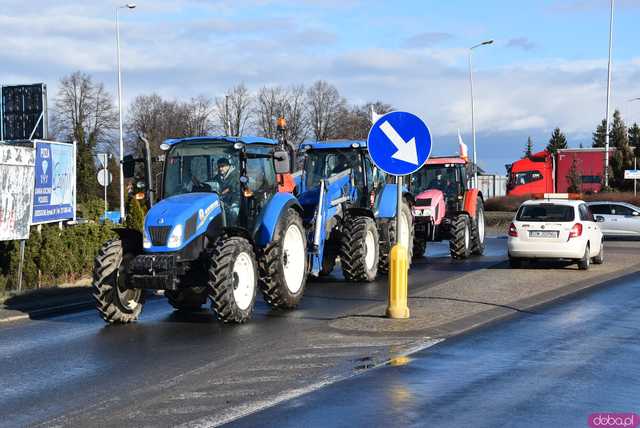 [WIDEO, FOTO] Rolnicy protestowali na krajowej piątce w Strzegomiu