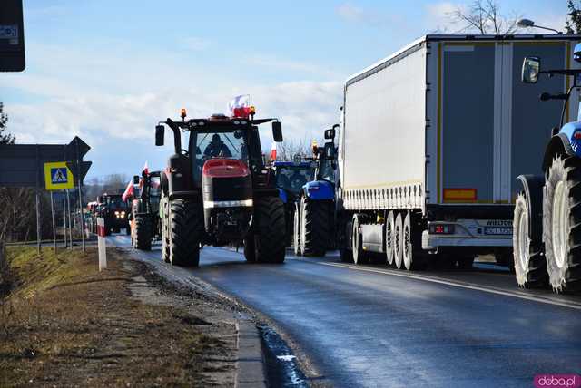 [WIDEO, FOTO] Rolnicy protestowali na krajowej piątce w Strzegomiu