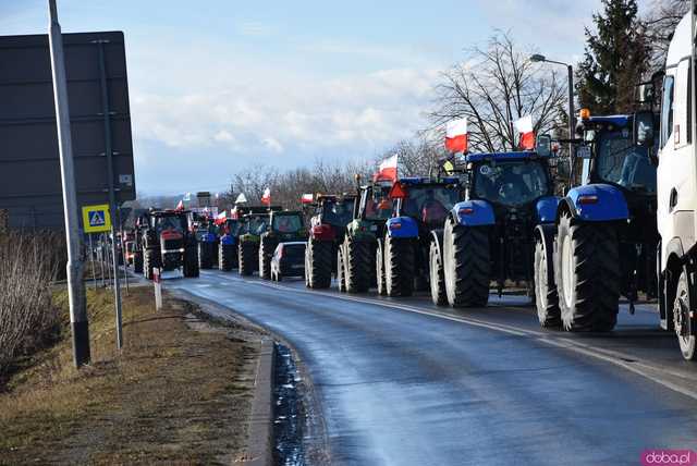 [WIDEO, FOTO] Rolnicy protestowali na krajowej piątce w Strzegomiu