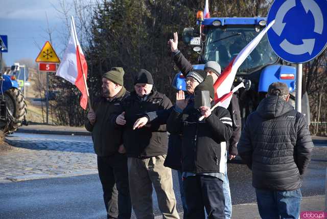 [WIDEO, FOTO] Rolnicy protestowali na krajowej piątce w Strzegomiu