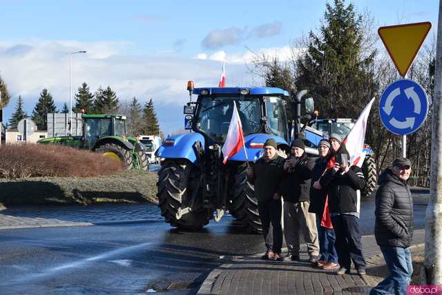 [WIDEO, FOTO] Rolnicy protestowali na krajowej piątce w Strzegomiu