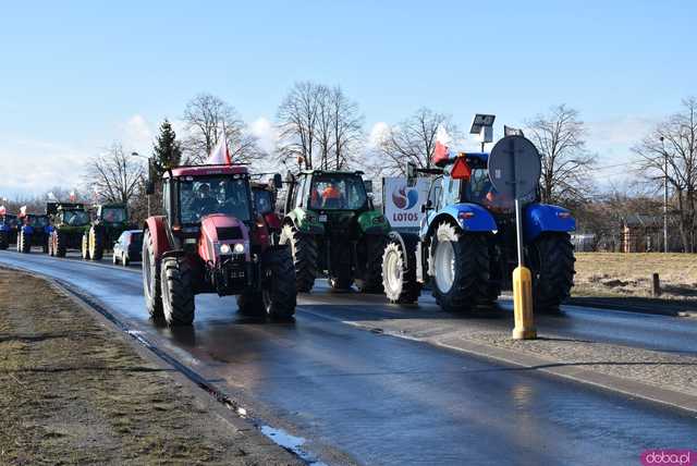 [WIDEO, FOTO] Rolnicy protestowali na krajowej piątce w Strzegomiu