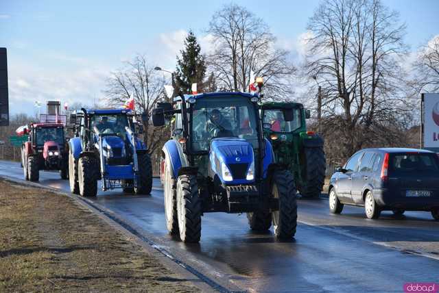 [WIDEO, FOTO] Rolnicy protestowali na krajowej piątce w Strzegomiu