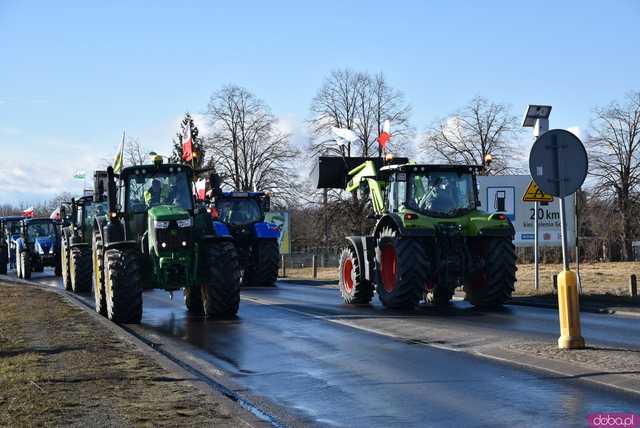 [WIDEO, FOTO] Rolnicy protestowali na krajowej piątce w Strzegomiu