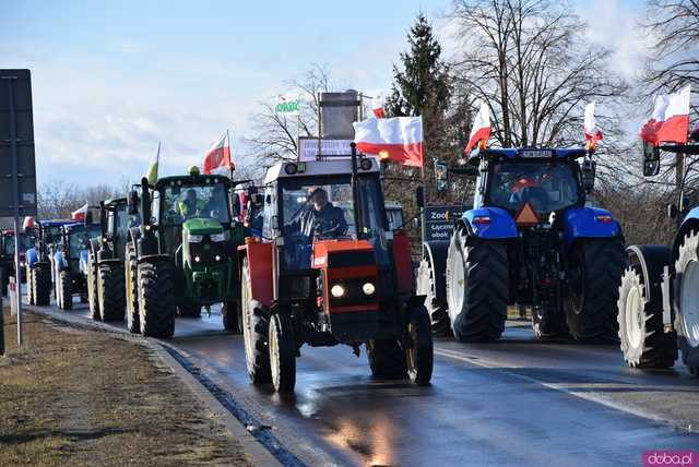 [WIDEO, FOTO] Rolnicy protestowali na krajowej piątce w Strzegomiu