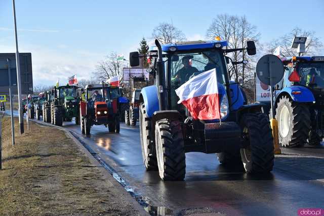 [WIDEO, FOTO] Rolnicy protestowali na krajowej piątce w Strzegomiu