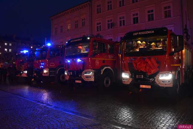 [FOTO] Nowe wozy strażackie trafiły do gminnych jednostek OSP. Przekazano je podczas podniosłej uroczystości