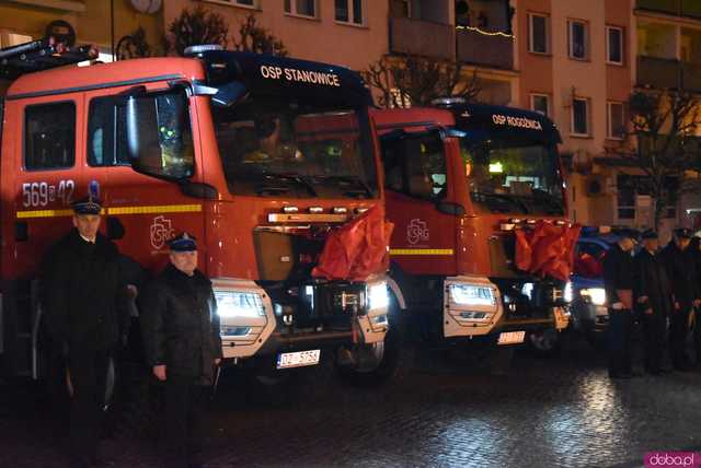 [FOTO] Nowe wozy strażackie trafiły do gminnych jednostek OSP. Przekazano je podczas podniosłej uroczystości