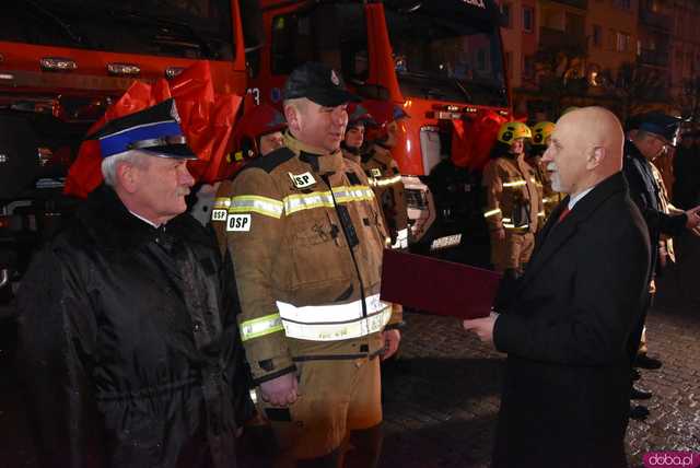 [FOTO] Nowe wozy strażackie trafiły do gminnych jednostek OSP. Przekazano je podczas podniosłej uroczystości