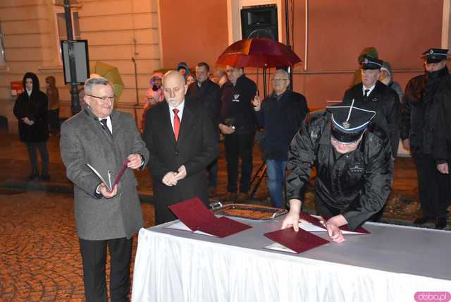 [FOTO] Nowe wozy strażackie trafiły do gminnych jednostek OSP. Przekazano je podczas podniosłej uroczystości