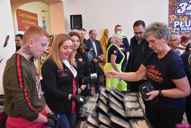[FOTO] Świebodzice grają z orkiestrą. Bieg Policz się z cukrzycą rozpoczął 32. Finał WOŚP